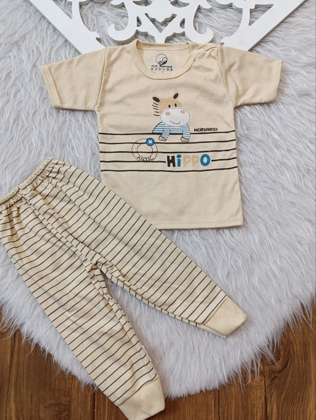 لباس نوزادی کرم استین کوتاه و شلوار ست نوزادی